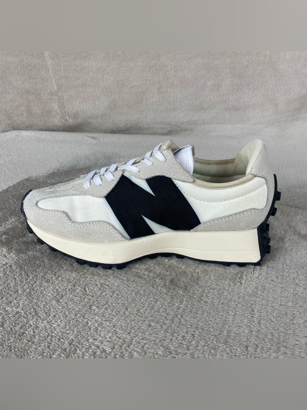 New Balance 327 Womens Shoes Size 7 Sea Salt White Black Running WS327FE NEW - Picture 2 of 9